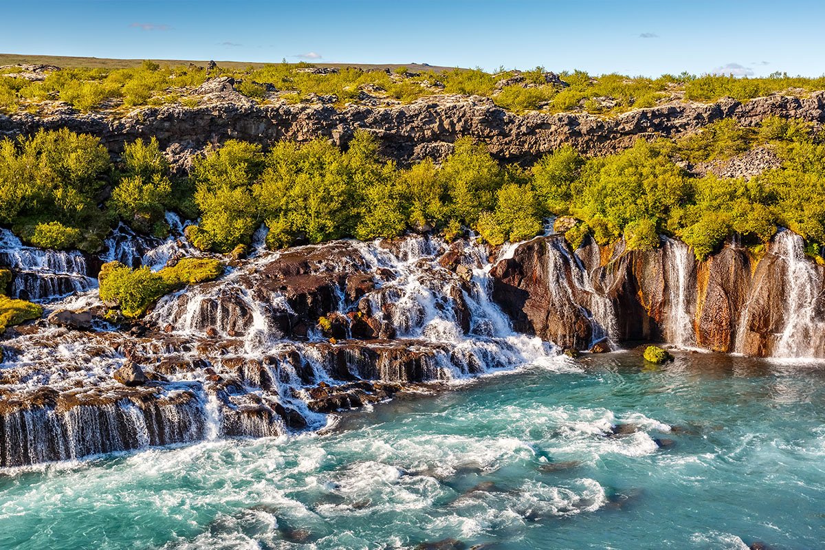 Hraunfossar waterval in IJsland
