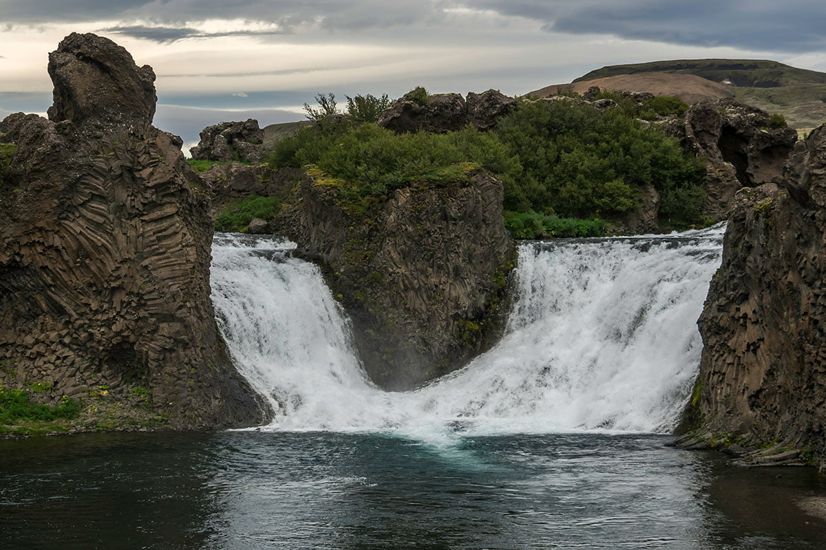 De Hjálparfoss waterval in IJsland