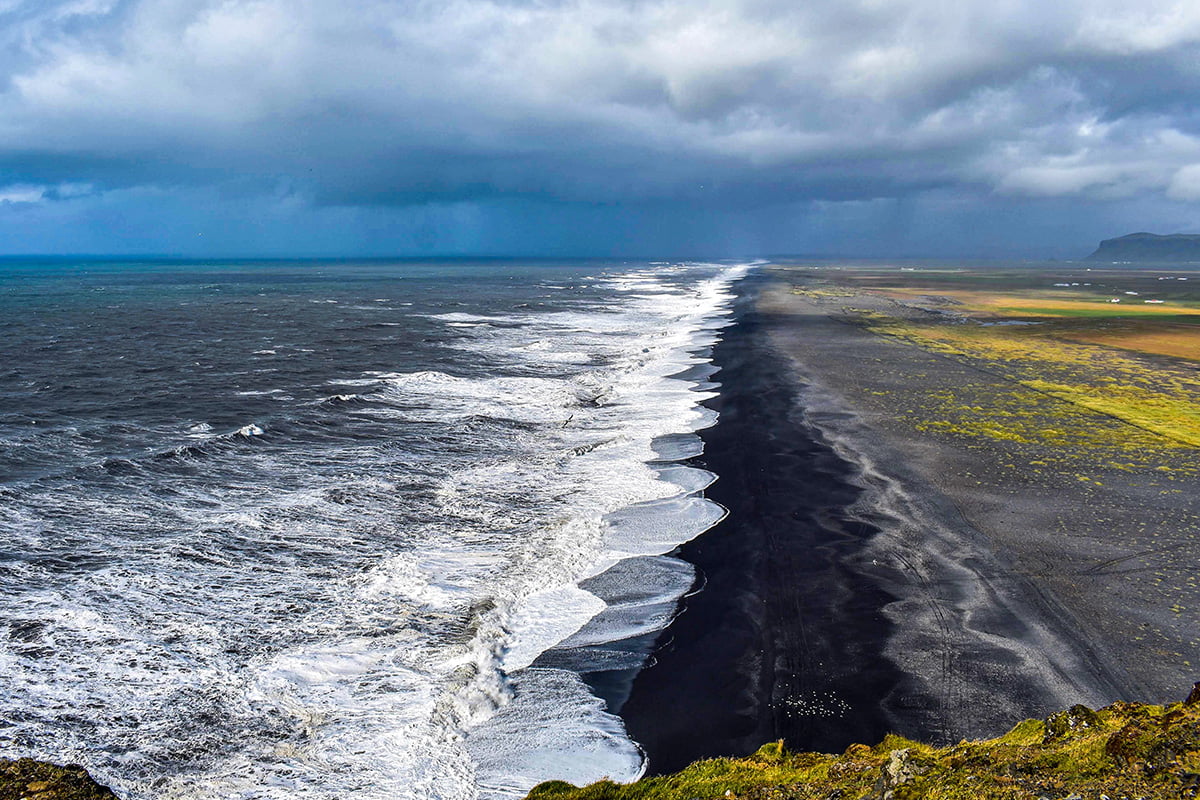 Dyrhólaey Beach (Endless Black Beach) in IJsland