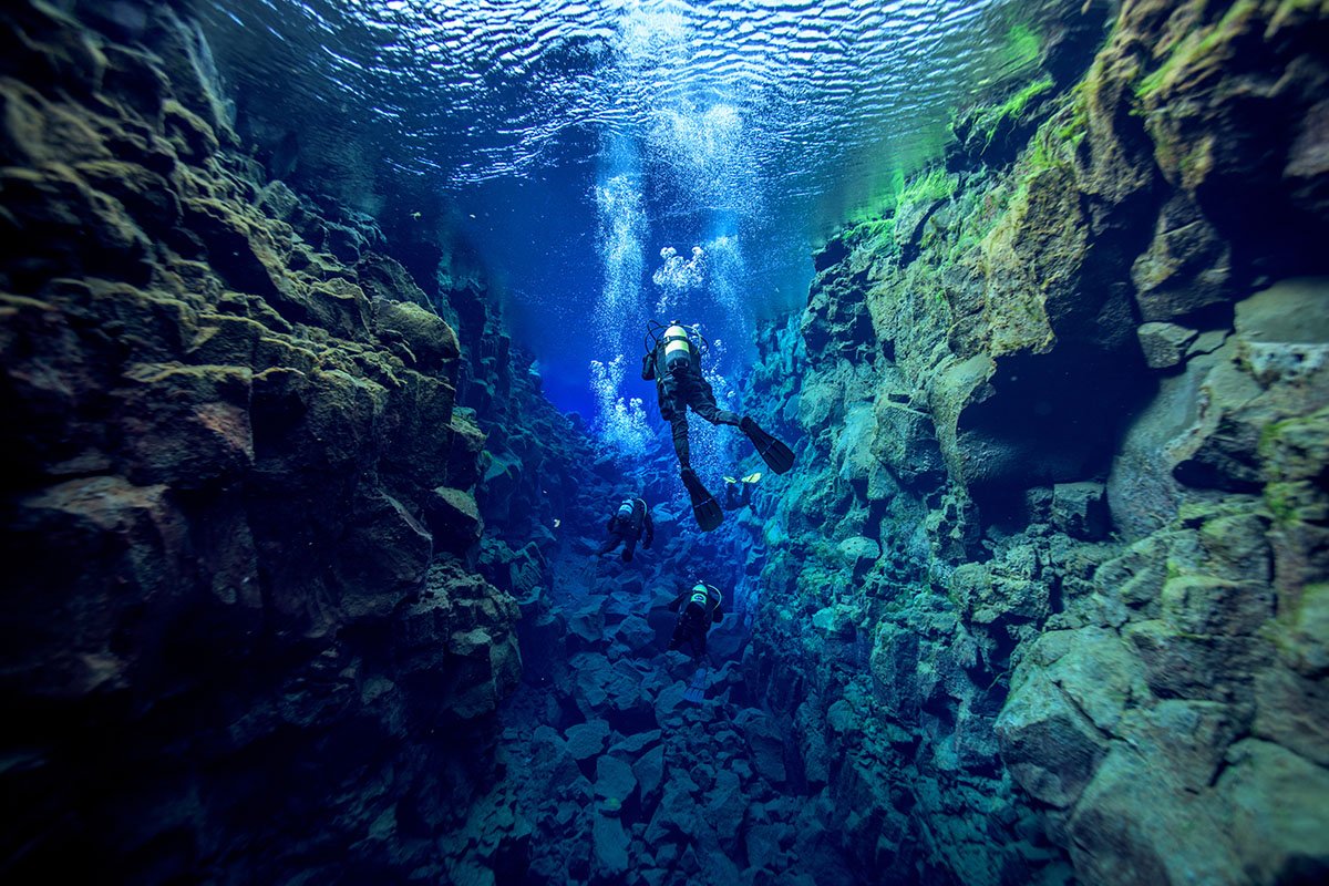 Duiken in de Silfra kloof in IJsland