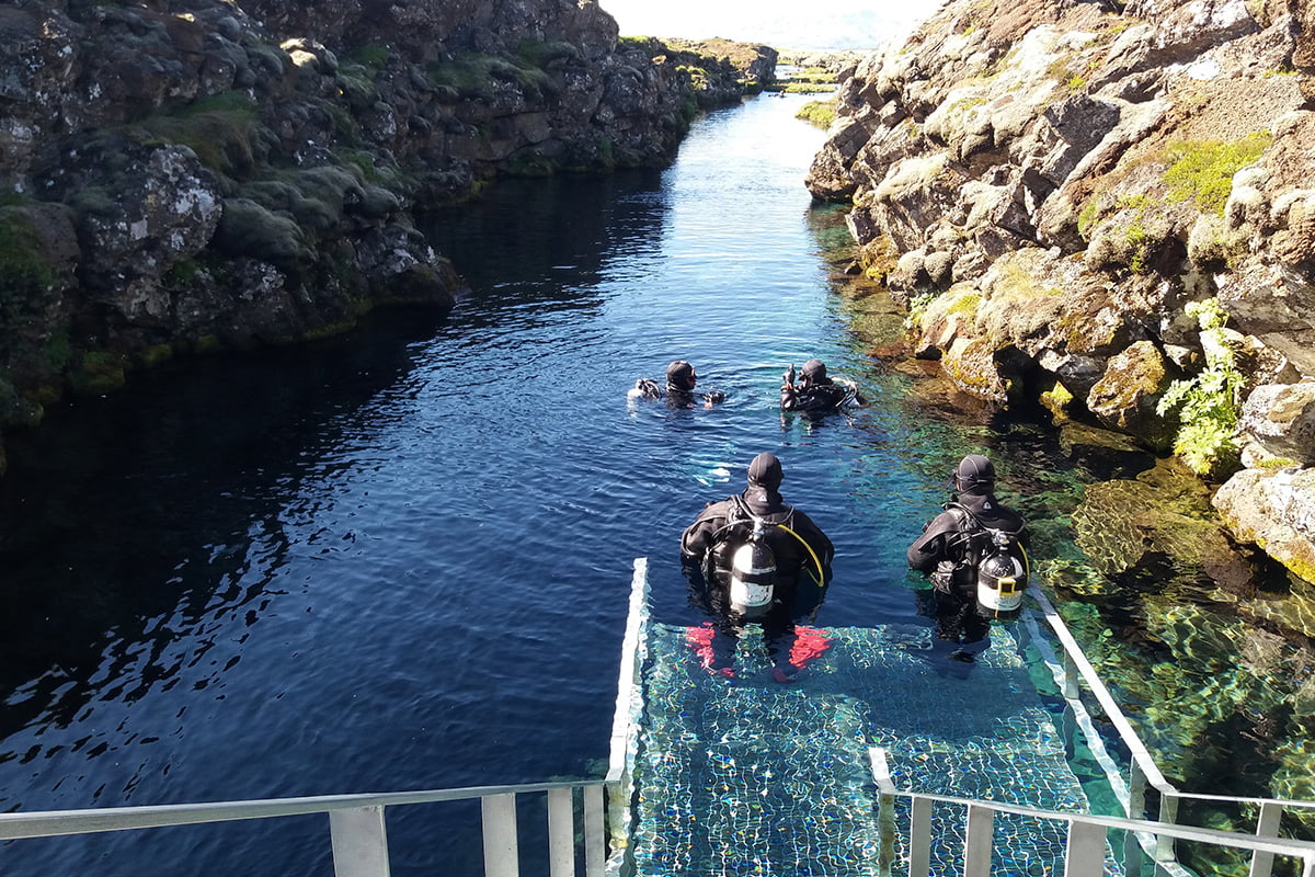 Snorkelen en duiken in de Silfra kloof in het Þingvellir Nationaal park in IJsland
