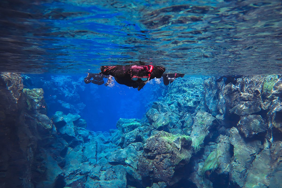 Snorkelen in de Silfra kloof in het Þingvellir Nationaal park in IJsland