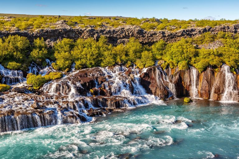 Hraunfossar waterval in IJsland