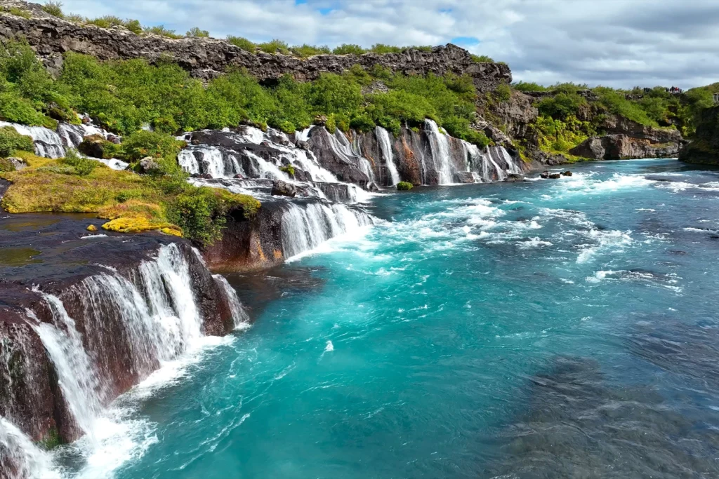 De Hraunfossar waterval in IJsland