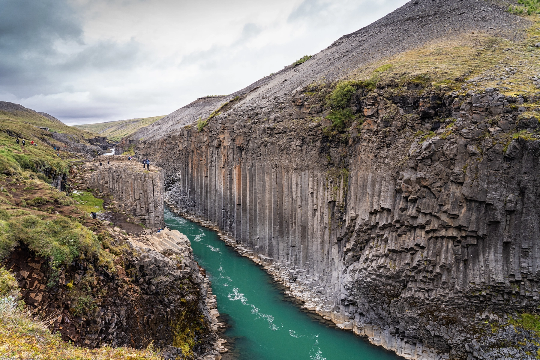 De Stuðlagil canyon in IJsland