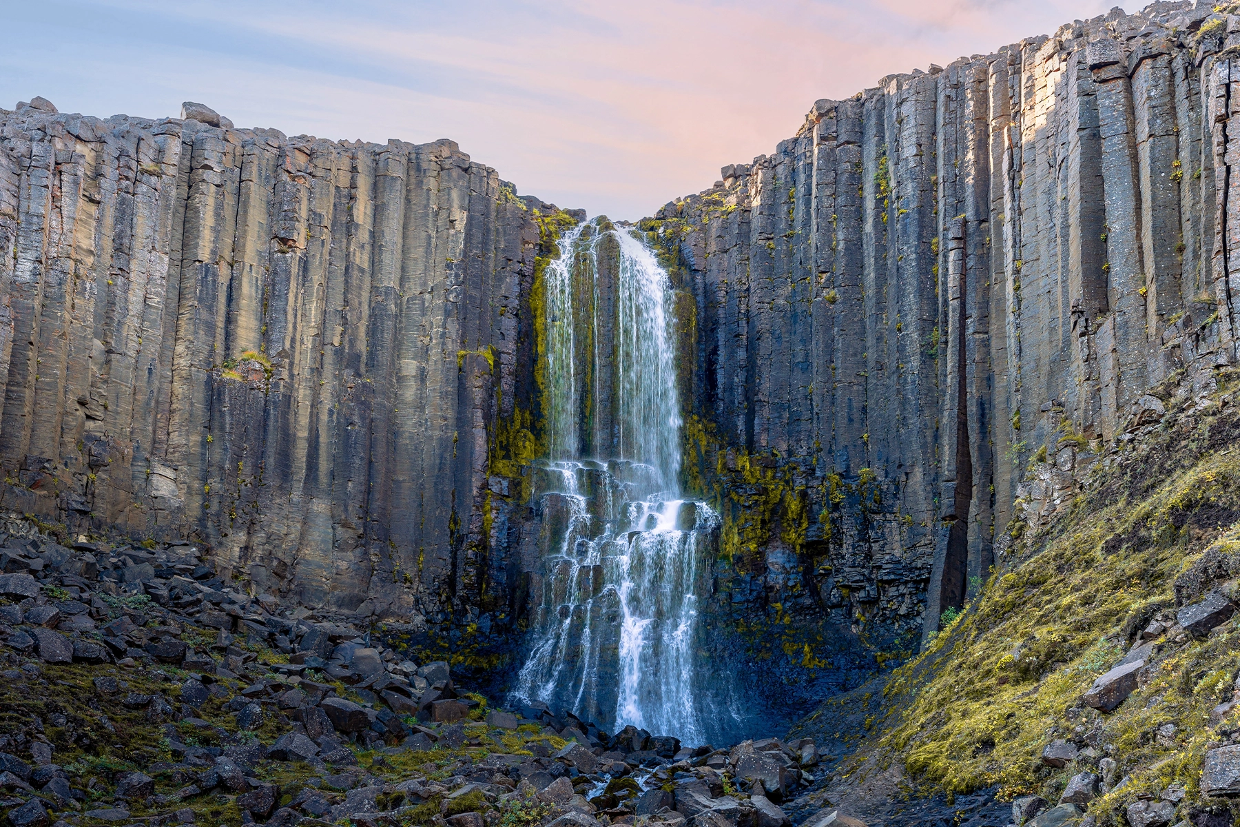 Waterval in de Stuðlagil canyon in Oost IJsland