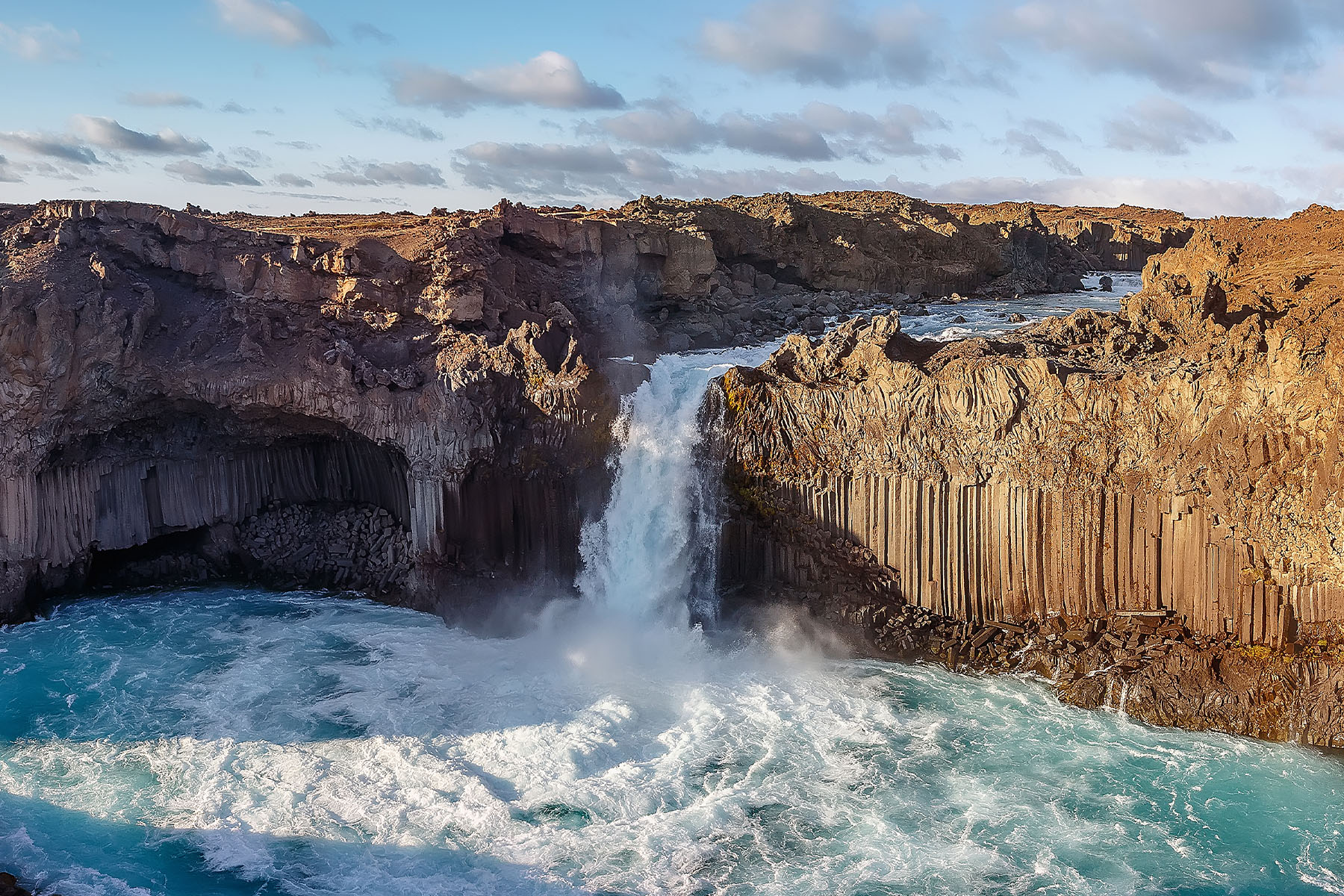 De Aldeyjarfoss waterval in Noord IJsland