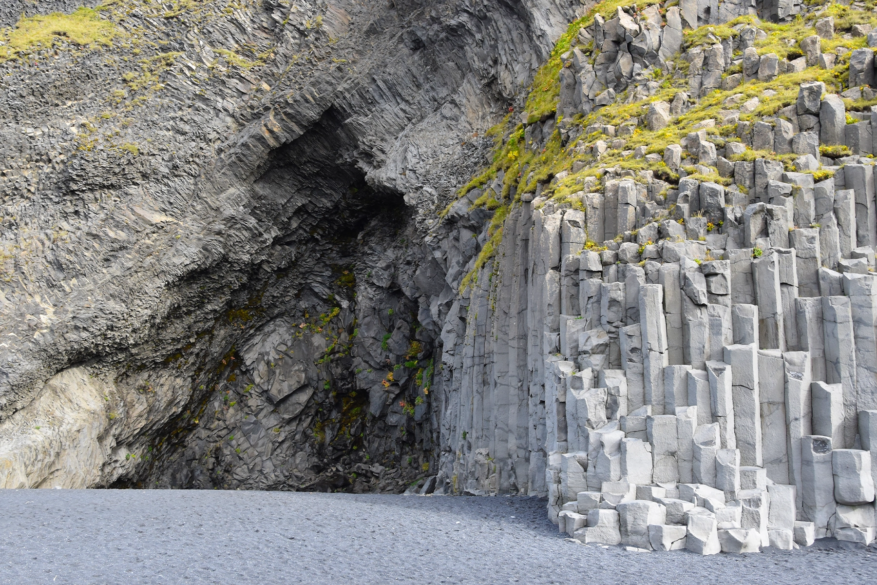 De Hálsanefshellir grot op het zwarte Strand van Reynisfjara (Reynisfjara Black Beach)