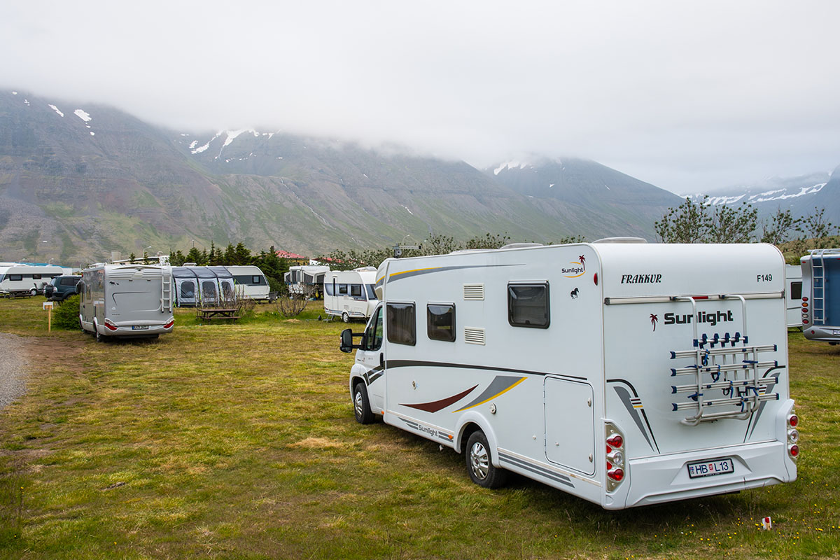 Kamperen met een camper op de camping in IJsland