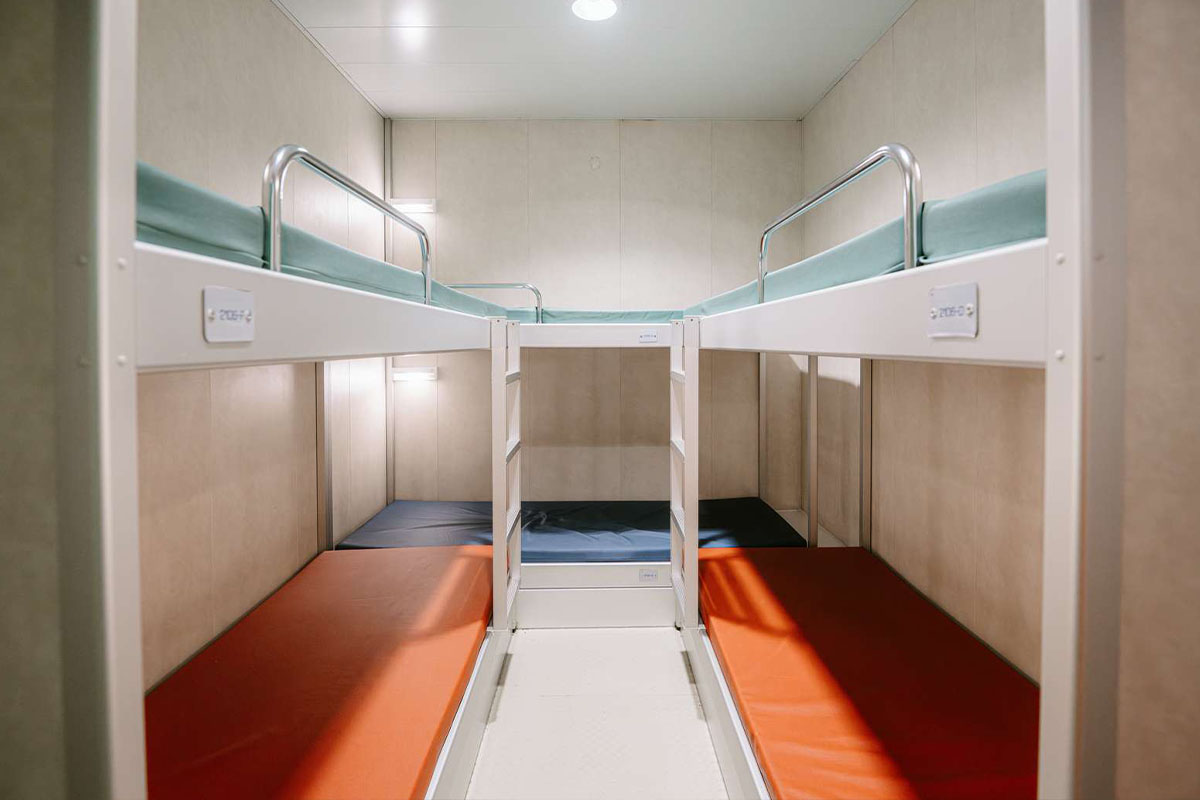 Couchette aan boord van de Norrona veerboot naar IJsland