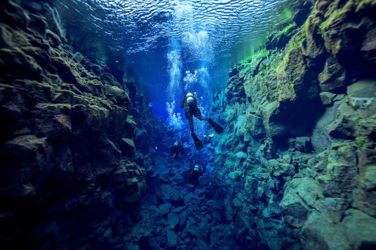 Duiken in de Silfra kloof in IJsland
