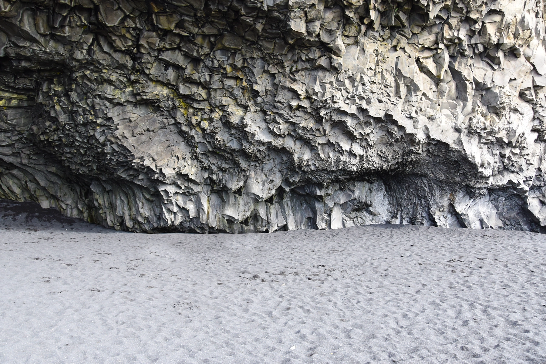 De Hálsanefshellirgrot op Reynisfjara Black Beach