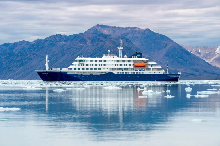 Hondius schip van oceanwide expeditions in Groenland
