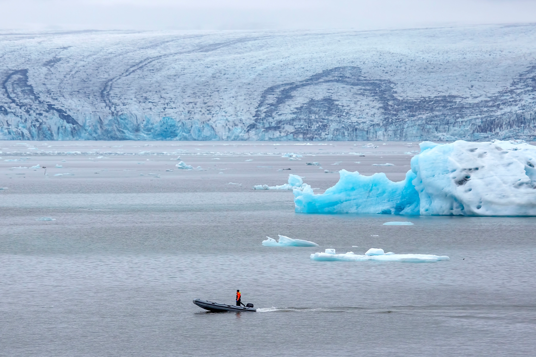 Met een zodiac boot over het jokulsarlon gletsjermeer in IJsland varen