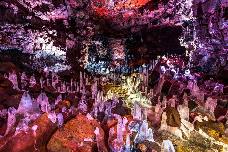 De Raufarhólshellir lavatunnel in IJsland