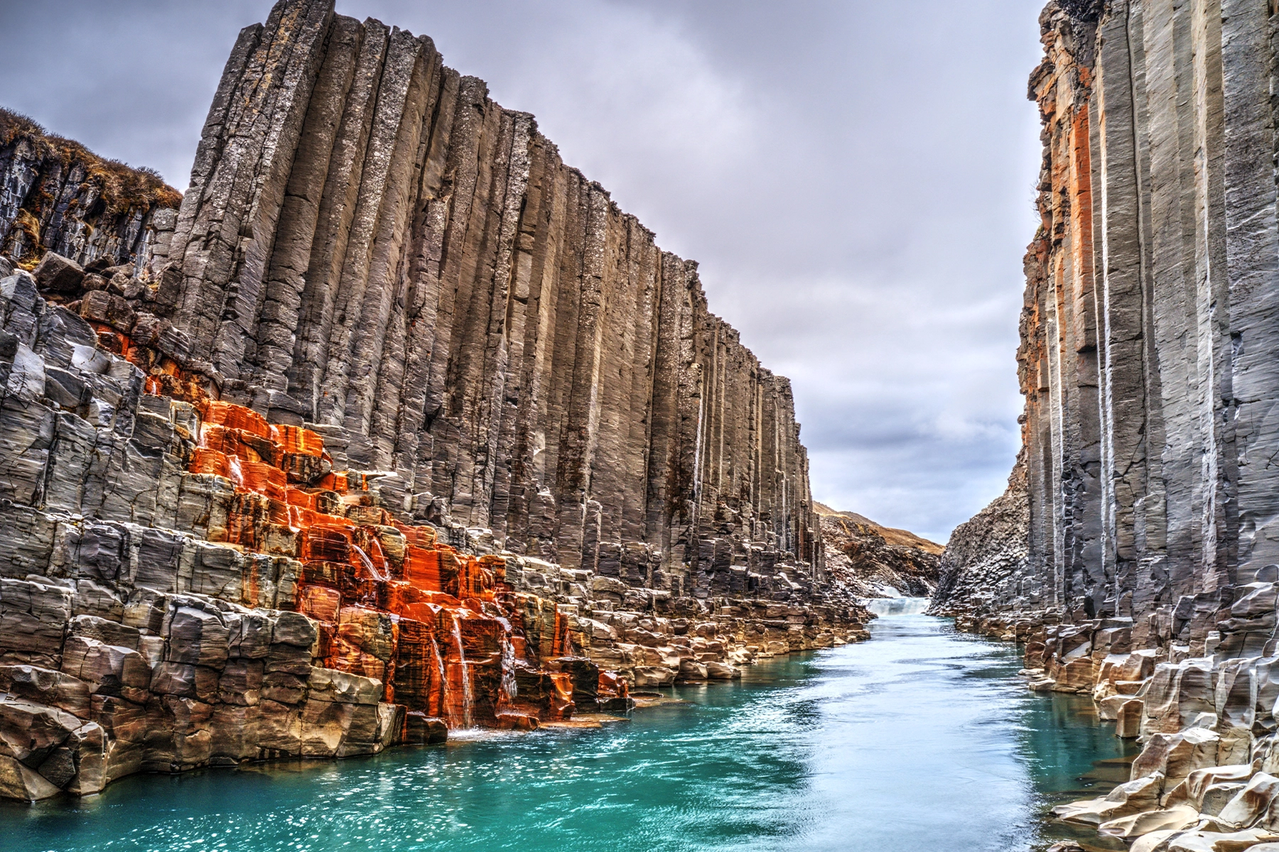 De Stuðlagil canyon in Oost IJsland bezoeken