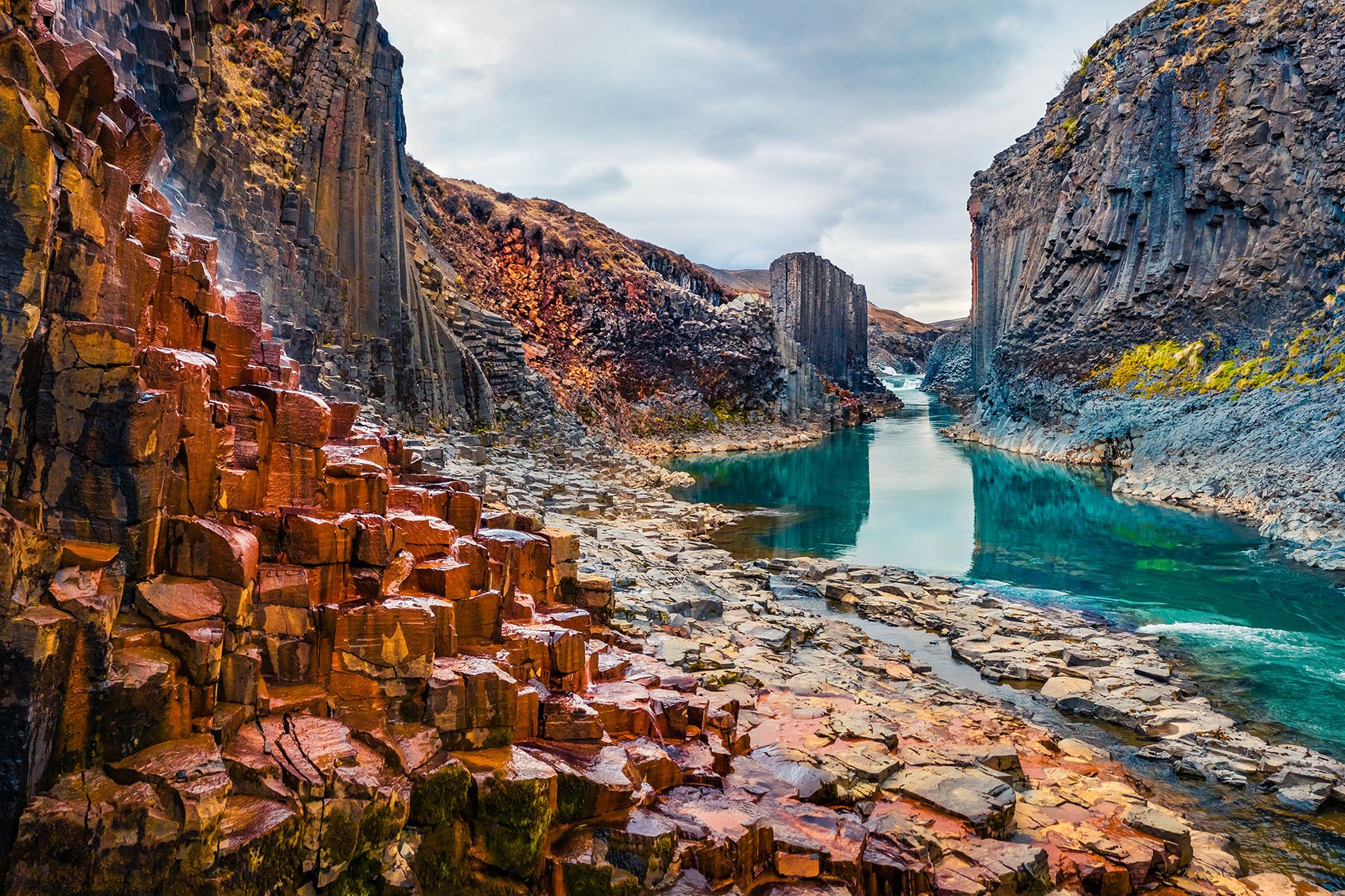 De Stuðlagil canyon in Oost IJsland