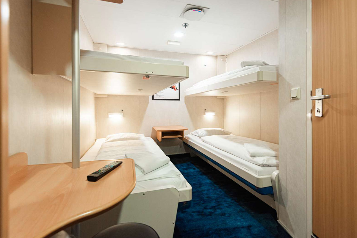 Vierpersoonshut aan boord van de Norrona veerboot naar IJsland