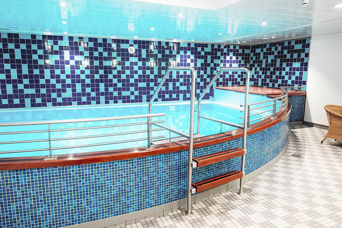 Zwembad aan boord van de Norrona veerboot naar IJsland